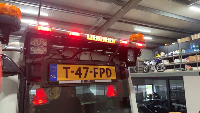 RVS Toplampbeugel achterzijde Liebherr kraan cabine met logo